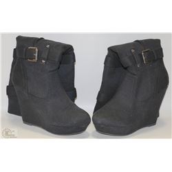 LADIES BLACK FASHION BOOTS SIZE 8.5