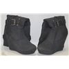 Image 1 : LADIES BLACK FASHION BOOTS SIZE 8.5
