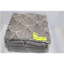 LOT OF NEW  6 DECORATIVE BATH TOWELS GREY