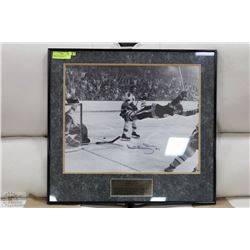 BOBBY ORR SIGNED 20"X16" FRAMED PICTURE WITH