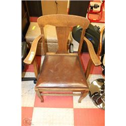 VINTAGE OAK ARM CHAIR