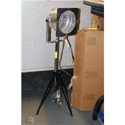 PHOTOGRAPHERS TRI-POD LAMP