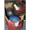 Image 1 : 3 VINTAGE BOWLING BALLS INCL GALAXY 300 MENS,