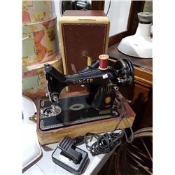 ANTIQUE SINGER SEWING MACHINE W/CASE