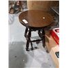 Image 1 : VINTAGESWIVEL PIANO STOOL