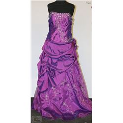 PURPLE TONE STRAPLESS SIZE 14 GOWN WITH CORSET