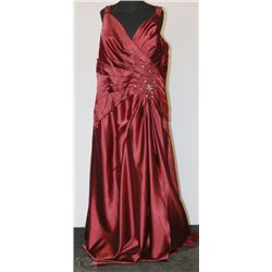 BURGUNDY PLUS SIZE SEQUINED STRAP GOWN