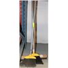 Image 1 : 3 BROOMS