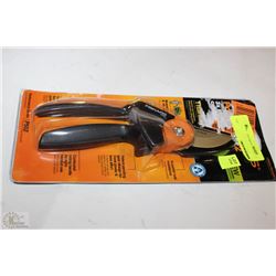 FISKARS TITANIUM BYPASS POWERGEAR2 PRUNER