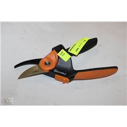 FISKARS TITANIUM BYPASS POWERGEAR2 PRUNER