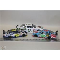 FLAT WITH 3 COLLECTIBLE DIE CAST CARS, LOWES, M&M