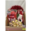 Image 1 : BOX OF CHRISTMAS DECOR INCL. SANTA