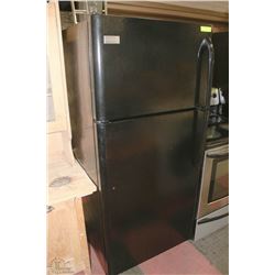 FRIGIDAIRE BLACK REFRIGERATOR MODEL FFTR1817LBH