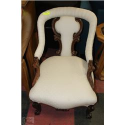 ANTIQUE WOOD WITH CLAW CARVED FEET LOUNGING CHAIR