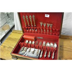 ONEIDA CASED CUTLERY SET