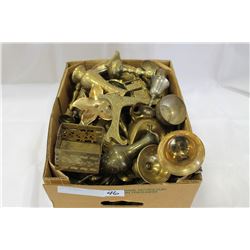 BOX OF BRASSWARE