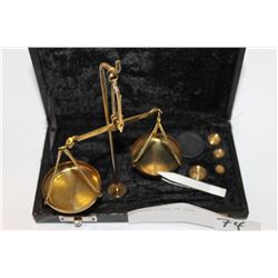 VINTAGE SCALE IN CASE