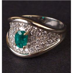 Ladies Ring in White 18K Gold with Emerald and Diamonds