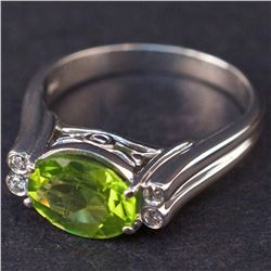 Ladies Ring in White 14K Gold with Peridot and Diamonds