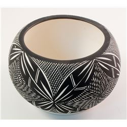 V. Victorino Acoma Pot