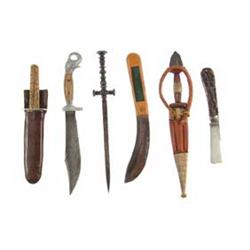 LOT OF ELEVEN KNIVES