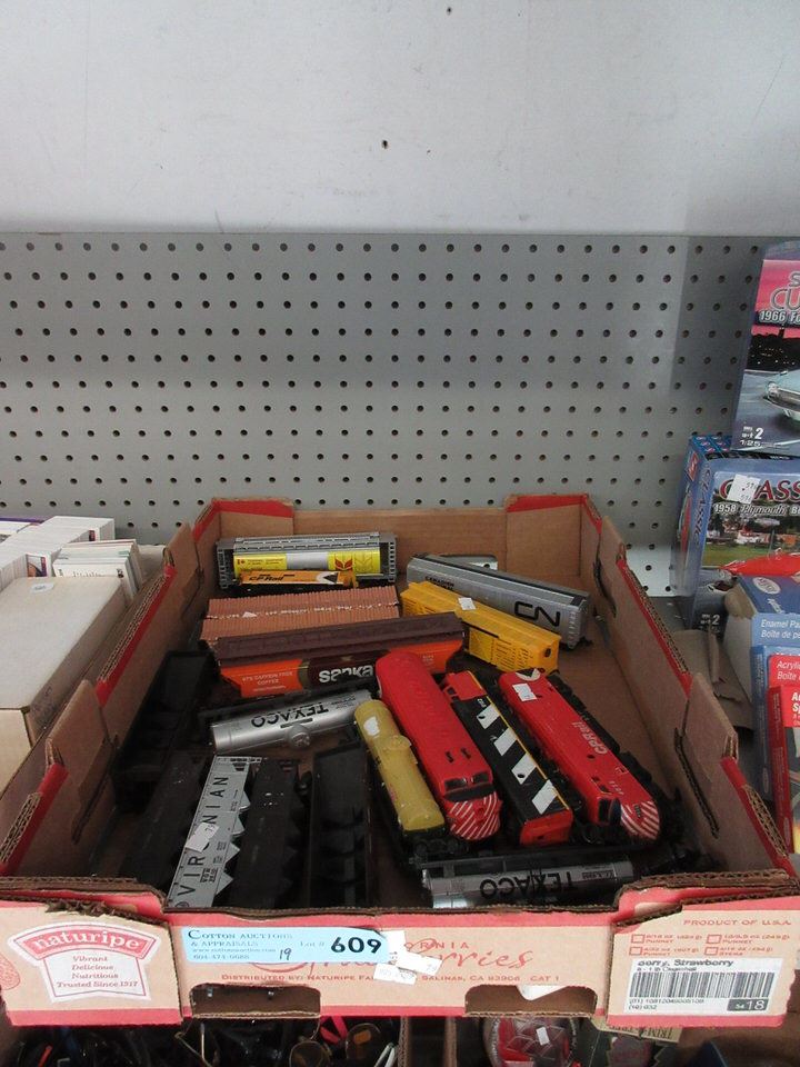 19 Scale model rail cars