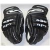 Image 1 : VIC HOCKEY GLOVES
