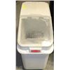 Image 1 : RUBBERMAID DRY INGREDIENT BIN