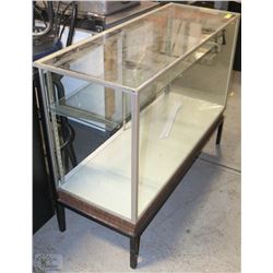 48" x 18" SHOWCASE