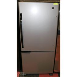 KENMORE STAINLESS STEEL REFIGERATOR WITH BOTTOM