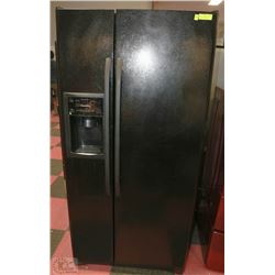 GE SIDE BY SIDE REFRIGERATOR WITH FRONT ICE/WATER