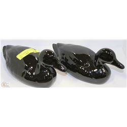 PAIR OF BLACK CERAMIC DUCKS. MADE IN USA. (12"X5"