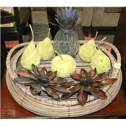 SHOWHOME BASKET WITH ORNAMENTS