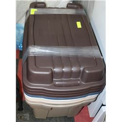 BUNDLE OF  5 LARGE  RUBBERMAID HINGED LID TUBS