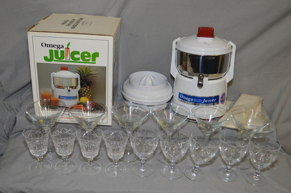 Omega fruit and vegetable juicer with filters and accessories and a