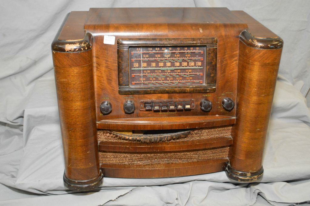 Vintage Westinghouse wood cased table top radio, Model 780, serial No
