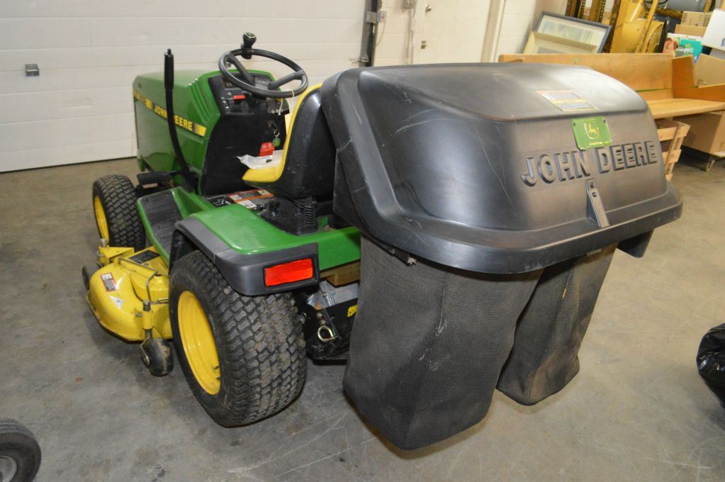 John Deere GT262 riding mower with 48" mower bed and rear bagger kit