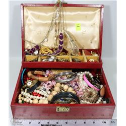 VINTAGE JEWELLERY KIT FILLED WITH CONTENTS