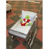 Image 1 : VINTAGE STROLLER WITH PLUSH GRINCH