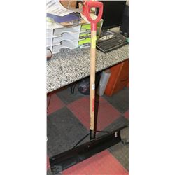 NEW WOODEN HANDLE AND METAL BLADE SNOW SHOVEL 30"