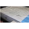 Image 1 : SEALY QUEEN SIZE MATTRESS AND BOXSPRING