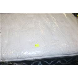 DELUXE SEALY QUEEN SIZE MATTRESS AND BOXSPRING