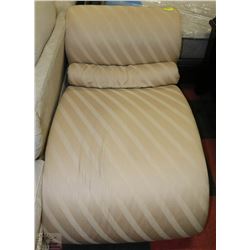 CHAISSE LOUNGER