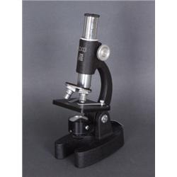 Varia : Mikroskop. Panorama Optik Stuttgart. Originaler Holzkasten. Neuwertig. Um 1950. H: 20