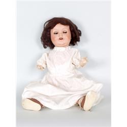 Varia : Charakter-Puppe. Masse-Gliederkörper mit Kurbelkopf, offenem Mund, Schlafaugen und Mohairper