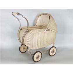 Varia : Puppenwagen. Weiß lackiertes Korbgeflecht, einstellbares Verdeck. Um 1930. H: 67 x 63 cm.