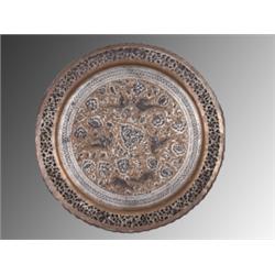 Varia : Wandplatte. Kupfer getrieben, gestichelt und geätzt. Floral durchbrochen gearbeitete Fahne, 