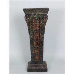 Varia : Podest. Holz geschnitzt, grün marmoriert, teils gold-braune Lüsterfassung. Auf rechteckigem,