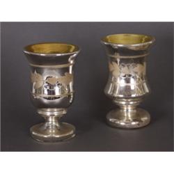 Varia : Zwei Pokale. Bauernsilber. Mundgeblasenes Glas, im Inneren vergoldet. Balusterform. Umlaufen