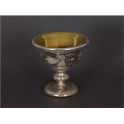 Varia : Kleine Anbietschale. Bauernsilber. Mundgeblasenes Glas, im Inneren vergoldet. Balusterschaft